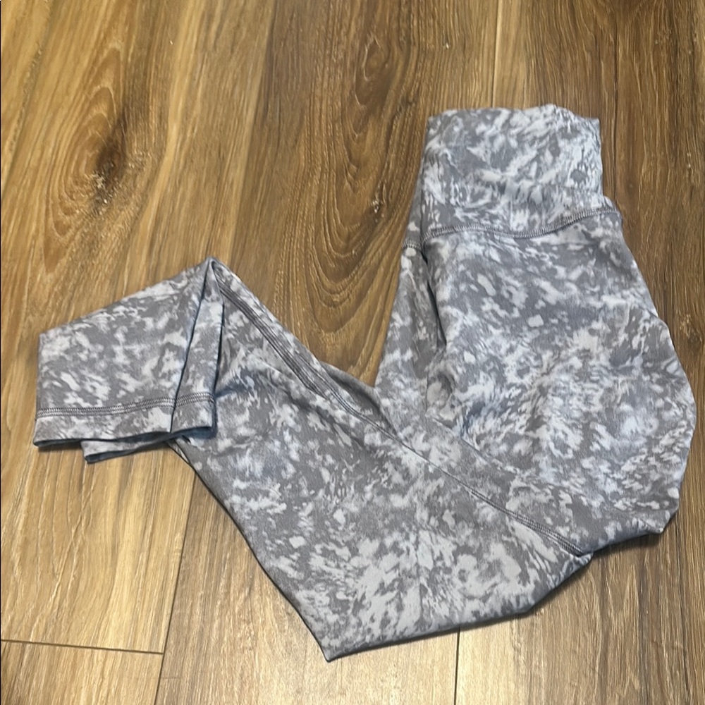 lululemon Gray Patterned Wunder Train 25" Size 4